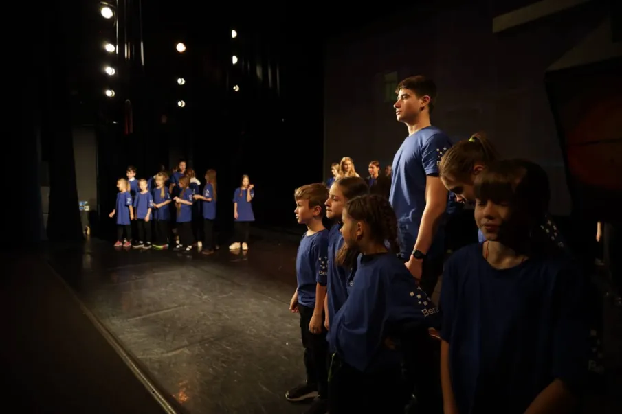 Более 460 нижегородских школьников и студентов СПО стали частью театральной постановки ко дню матери